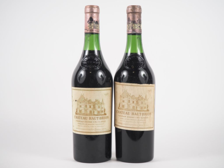 2 BOUTEILLES CHÂTEAU HAUT BRION 1er GCC GRAVES - 1967 - 3,3 CM/3,5 CM/