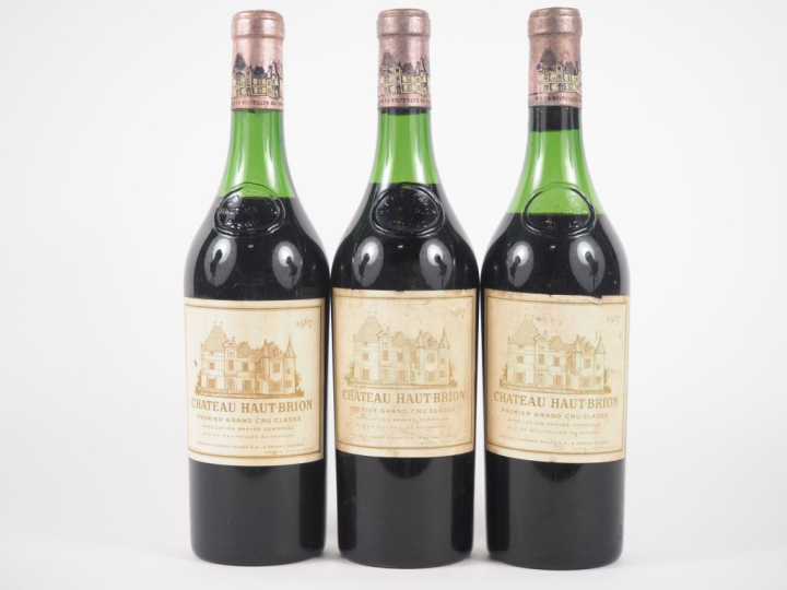 3 BOUTEILLES CHÂTEAU HAUT BRION 1er GCC GRAVES - 1967 - 4 CM/2 à 5 CM/