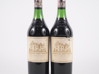 Vente aux enchères 2 BOUTEILLES CHÂTEAU HAUT BRION 1er GCC GRAVES - 1968 - 3 CM/3,5 CM/1 