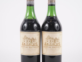 Vente aux enchères 2 BOUTEILLES CHÂTEAU HAUT BRION 1er GCC GRAVES - 1968 - 4 CM/5 CM/1 CA