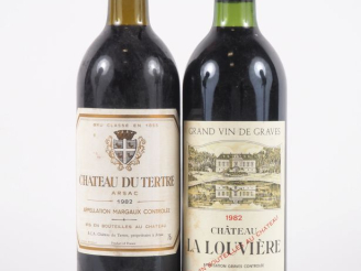 Vente aux enchères 2 BOUTEILLES de 1982 : 1 CHÂTEAU LA LOUVIÈRE GRAVES ELA - 1 CHÂTEAU DU