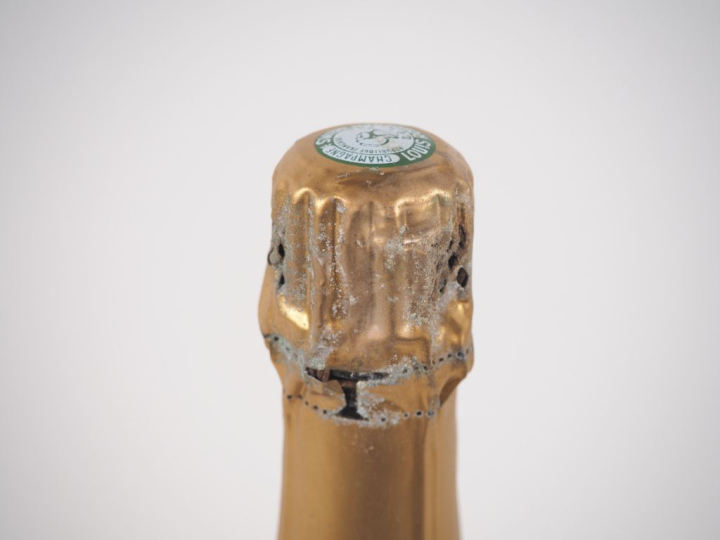 1 BOUTEILLE CHAMPAGNE CRISTAL ROEDERER - 1982 - COIFFE LÉGÈREMENT CORR