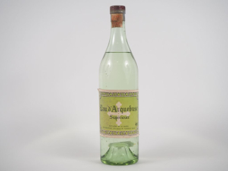 Vente aux enchères 1 VIEILLE BOUTEILLE EAU D'ARQUEBUSE SUPÉRIEURE DISTILLERIE DE LA SALER