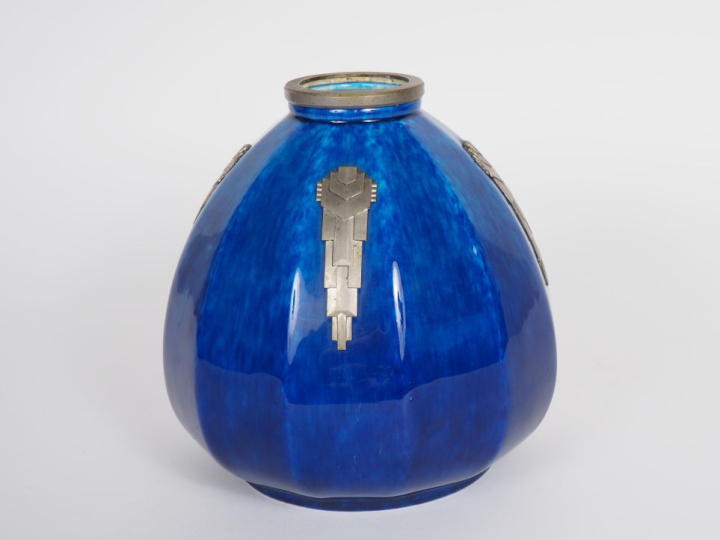 Paul MILLET à Sèvres. Vase porcelaine bleue nuancée, ornementation de 