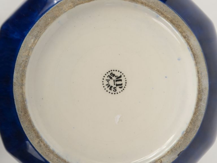 Paul MILLET à Sèvres. Vase porcelaine bleue nuancée, ornementation de 