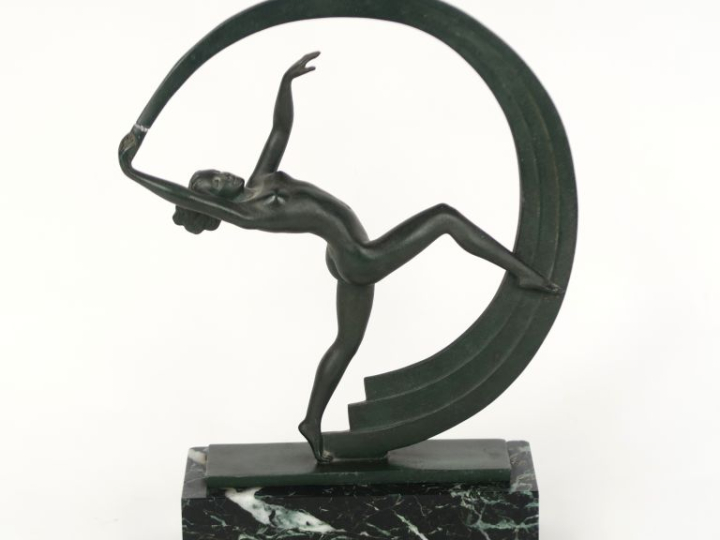 JANLE. "Danseuse Art Déco". Sculpture en métal à patine verte sur un s