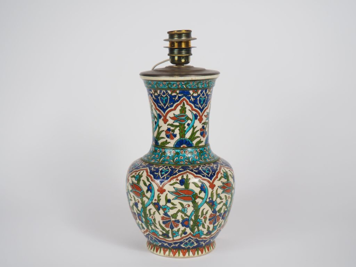 Vase en céramique polychrome dans le goût d'Iznik à décor de fleurs et