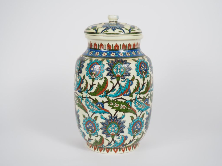 Pot couvert en céramique polychrome dans le goût d'Iznik à décor de fl