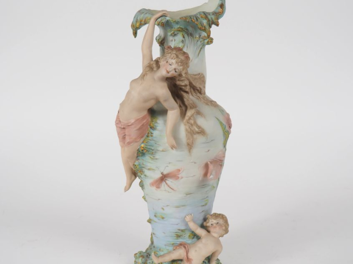 Vase 1900 en biscuit polychrome, à décor en relief de nymphes, d'angel