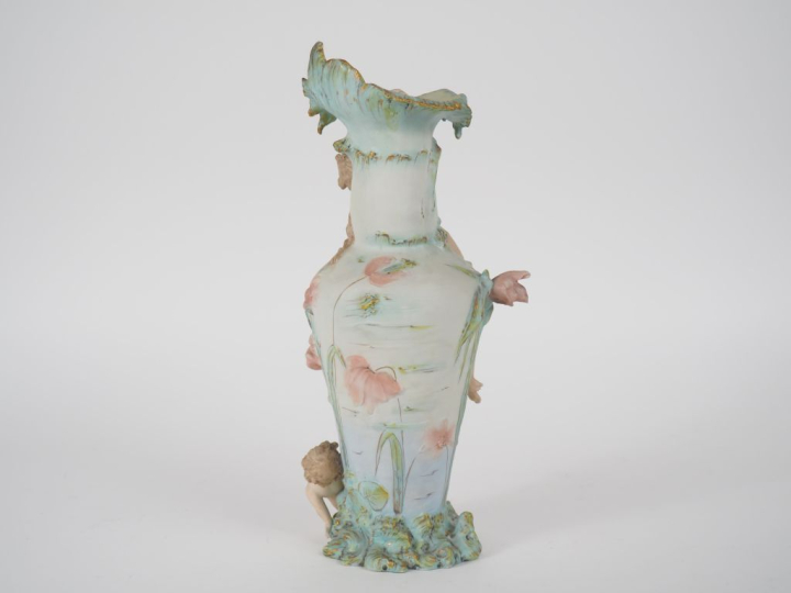 Vase 1900 en biscuit polychrome, à décor en relief de nymphes, d'angel