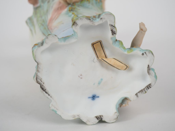 Vase 1900 en biscuit polychrome, à décor en relief de nymphes, d'angel