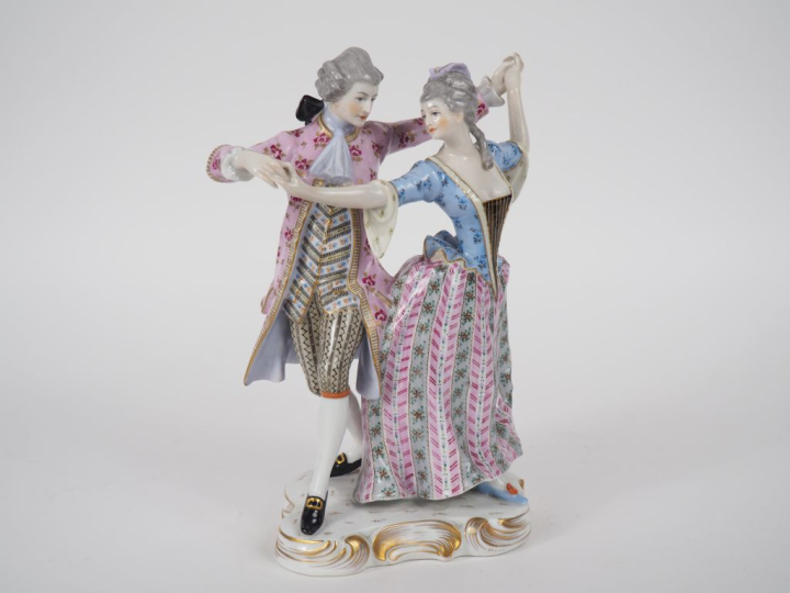 Groupe 1900 en porcelaine polychrome de Saxe, " Couple d'élégants". Ma