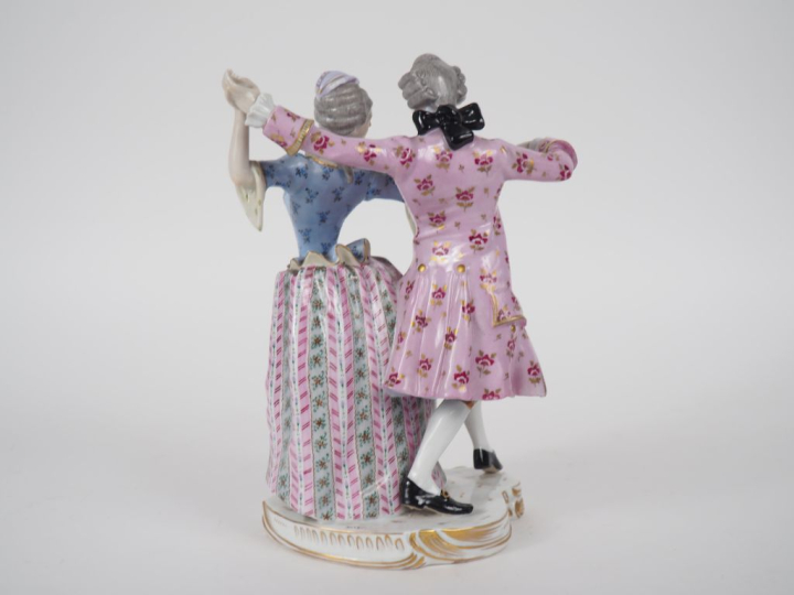Groupe 1900 en porcelaine polychrome de Saxe, " Couple d'élégants". Ma