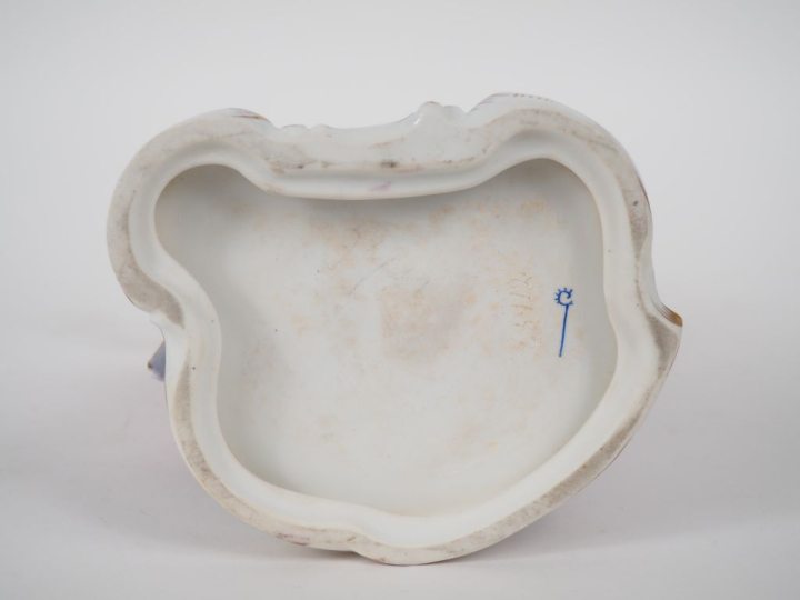 Groupe 1900 en porcelaine polychrome de Saxe, " Couple d'élégants". Ma