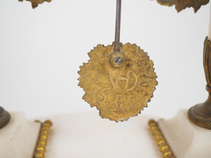 Garniture de cheminée fin XIXème - début Xxème en albâtre et bronze à 