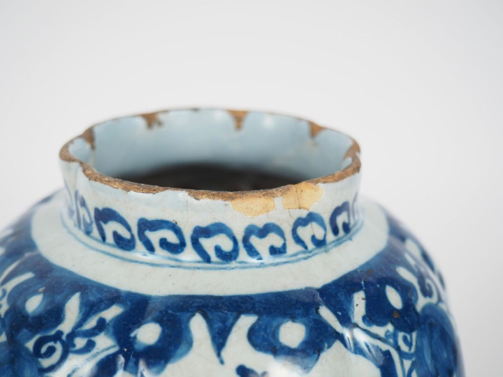 Potiche XVIIIème en faïence de Delft à décor bleu blanc de fleurs et d