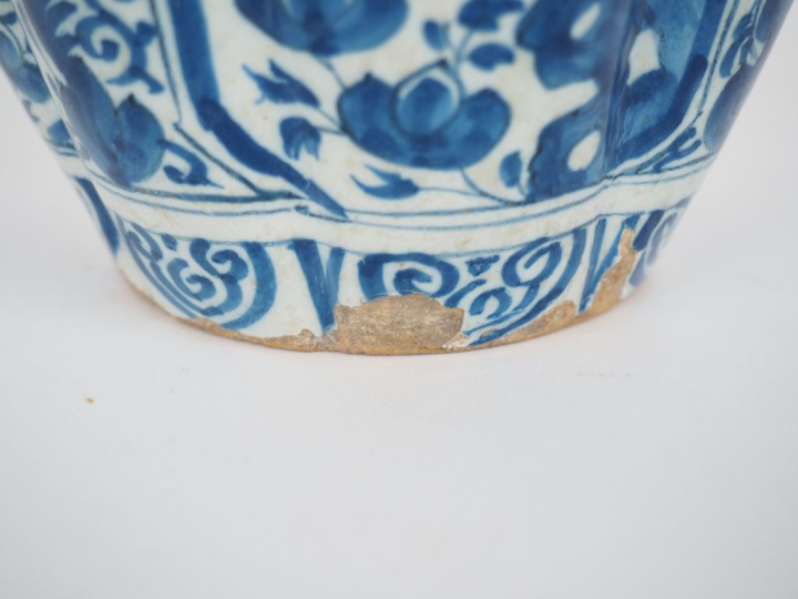 Potiche XVIIIème en faïence de Delft à décor bleu blanc de fleurs et d