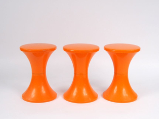 Vente aux enchères Trois tabourets diabolo années 70 orange. H. 45 cm.
