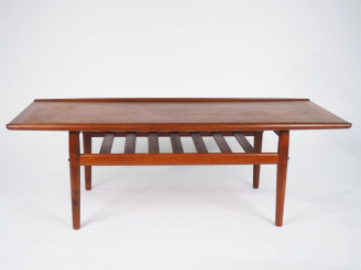 Vente aux enchères Table basse fin de années 60 de style scandinave à deux plateaux. Dim.