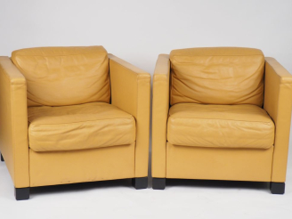 Vente aux enchères DE SEDE. Paire de fauteuils club en cuir beige. Signés. Dim. 72 x 82 x