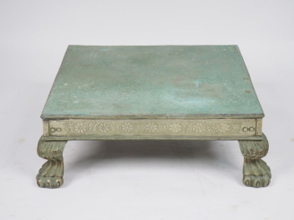 Vente aux enchères Table basse indienne en métal patiné vert, orné de quatre pieds griffe