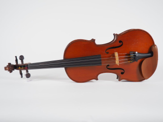 Vente aux enchères Violon d'étude 	fait à Mirecourt vers  1930	. 359 mm. (	prêt à jouer).