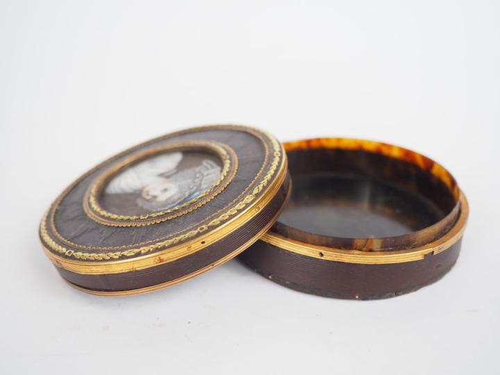 Boîte à fard fin XVIIIème - début XIXème en bois, écaille et pomponne 