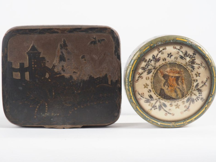 Boîte à fard Napoléon III de style Louis XVI en métal laqué vert et do