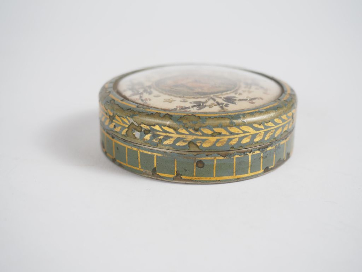 Boîte à fard Napoléon III de style Louis XVI en métal laqué vert et do