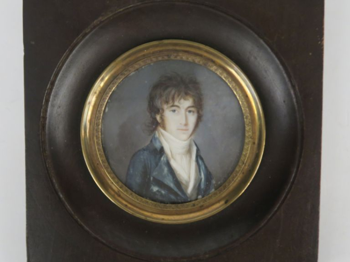 2 différentes miniatures XIXème, "portraits d'hommes". Diam. 4,5 et 5,