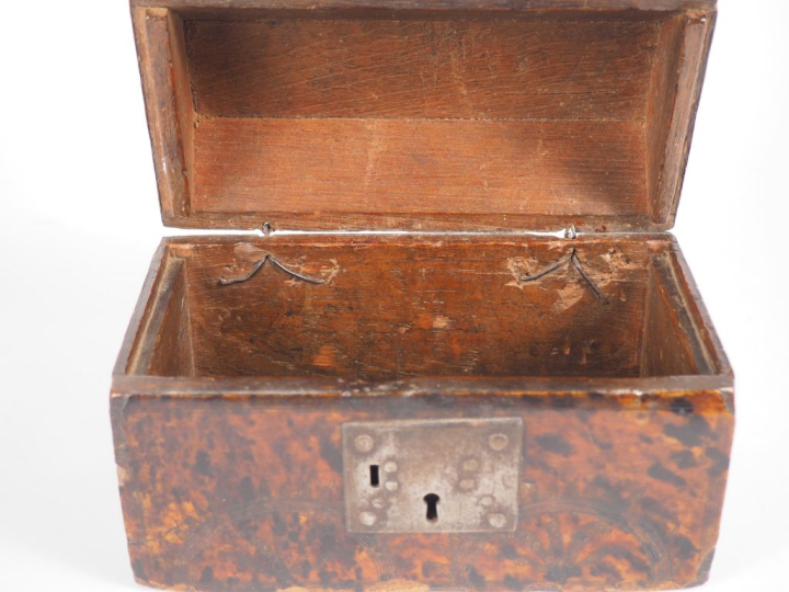 Coffret Louis XIV en bois gainé d'écaille gravée à décor de palmes et 