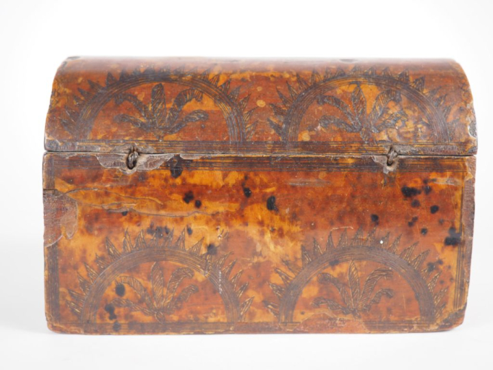 Coffret Louis XIV en bois gainé d'écaille gravée à décor de palmes et 
