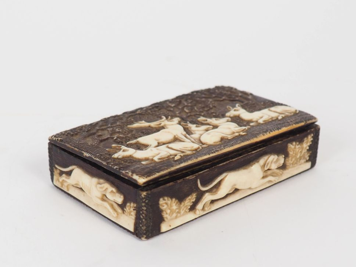 Tabatière XVIIIème en bois et ivoire à décor de cervidés. Dim. 2 x 9,5