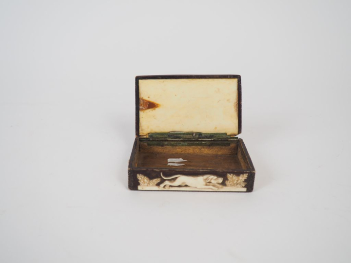 Tabatière XVIIIème en bois et ivoire à décor de cervidés. Dim. 2 x 9,5