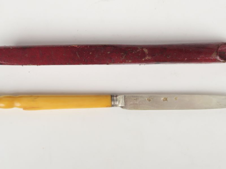 Couteau de chasse XVIIIème en argent, manche en corne sculptée se term