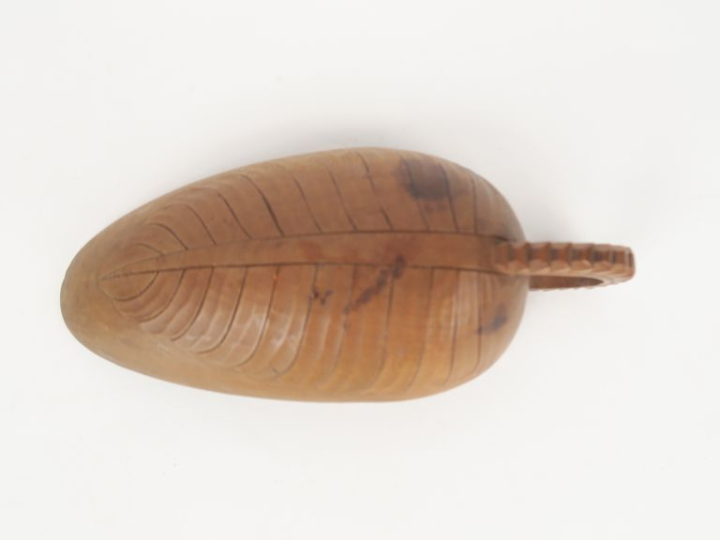 Cuillère à tabac XVIIIème en bois sculpté à décor d'arbre en fleur. Di