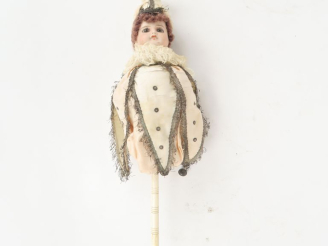 Vente aux enchères Marotte à musique, manche en corne formant sifflet, habits en soierie 