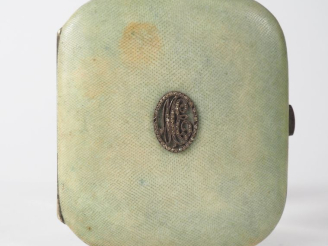 Vente aux enchères Poudrier Art Déco en argent gainé de cuir teinté vert à l'imitation du