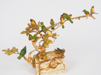 Vente aux enchères Groupe 1900 en ivoire polychrome, "oiseaux branchés, et scarabée se pr