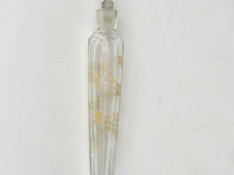 Vente aux enchères Flacon à sels en verre à décor doré de fleurs et de palmes. H. 20 cm.