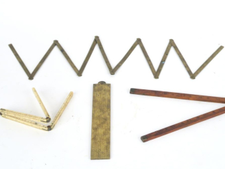 Vente aux enchères 4 règles anciennes en bois, laiton et os. L. de 31 à 100 cm.