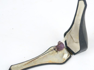 Vente aux enchères Epingle à chapeau Napoléon III en verre teinté mauve, brillant et pier