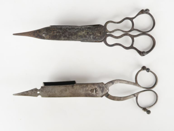 2 différentes mouchettes en métal.