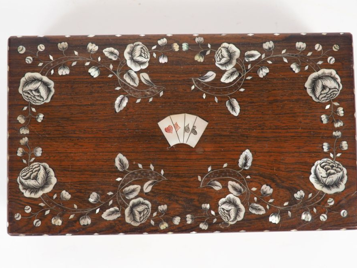 Coffret à jeux début XXème en marqueterie de nacre, avec cartes et jet