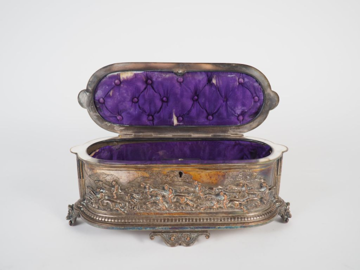 Coffret à bijoux en métal argenté à décor en relief de cavaliers et de