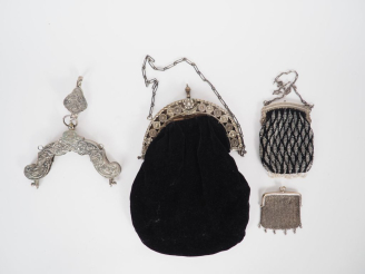 Vente aux enchères 4 différentes bourses XIXème en argent, velours et perles. Dim. 27 x 1