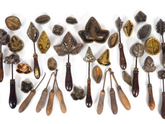 Vente aux enchères Collection de fers à estamper en bronze, métal et bois, plus de 120 pi