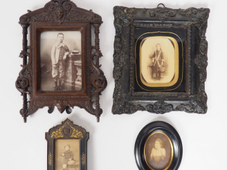 Vente aux enchères Cadre porte photo de style Renaissance en bois sculpté. Dim. 27 x 20 c