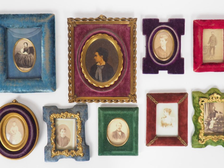 9 cadres porte photo Napoléon III en velours dont un de style Louis XV