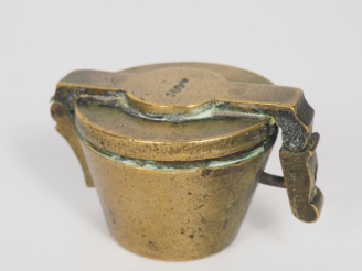 Vente aux enchères Pile de poids ancienne en bronze. H. 4,5 cm. (Petits poids manquants).